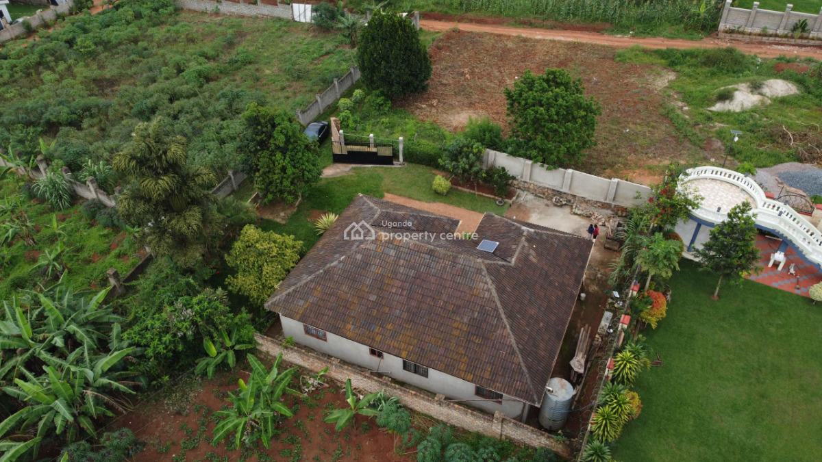 Well-maintained 4 Bedroom House in Arkright Estate Ssekiwunga Entebbe, Ssekiwunga Arkright Estate Entebbe Road, Wakiso, Central Region, Terraced Bungalow for Sale