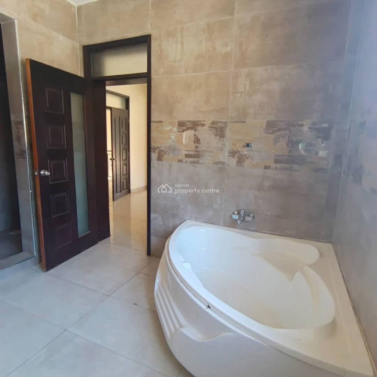 5 Bedroom House in Muyenga, Muyenga, Wakiso, Central Region, Terraced Duplex for Sale