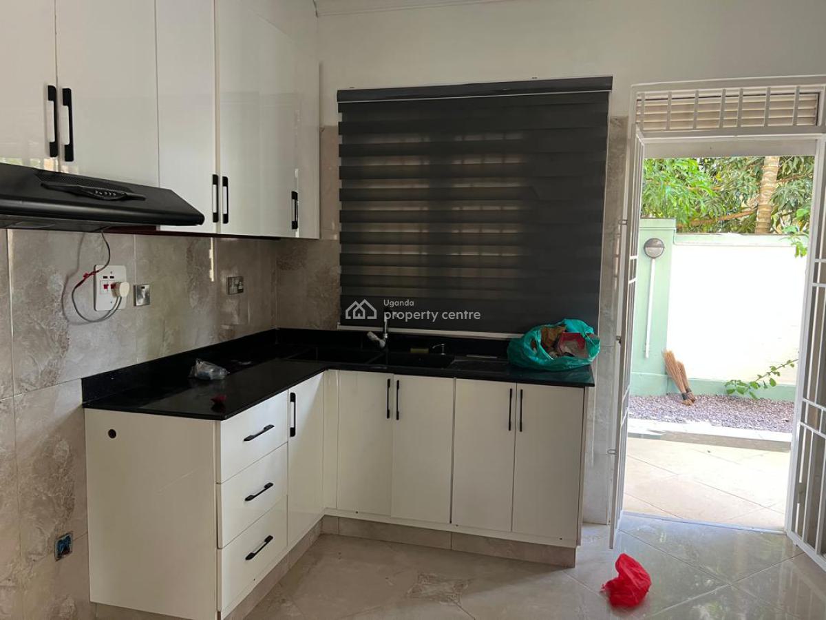 Luxurious 6 Bedroom House in Munyonyo, Munyonyo, Wakiso, Central Region, Terraced Duplex for Sale