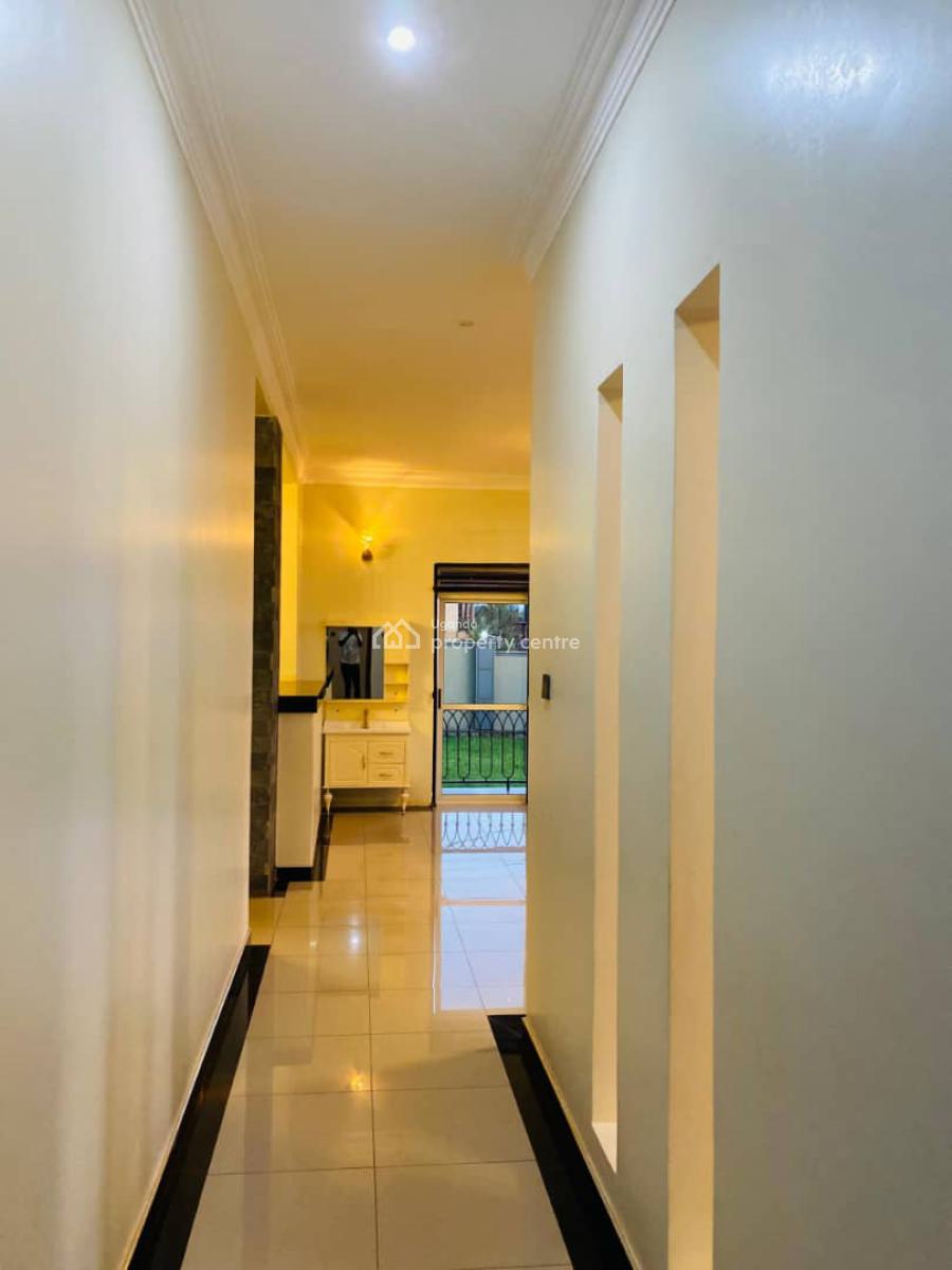 Luxurious 5 Bedroom House in Kitende, Entebbe Road, Wakiso, Central Region, Terraced Duplex for Sale