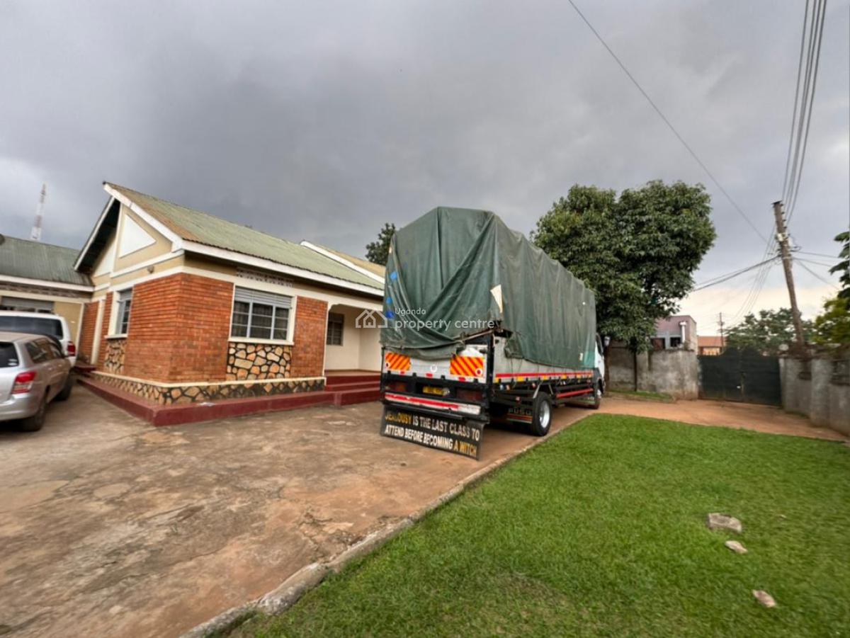 Property with a 4 Bedroom House in Kisaasi, Kisaasi, Kampala, Central Region, Terraced Bungalow for Sale