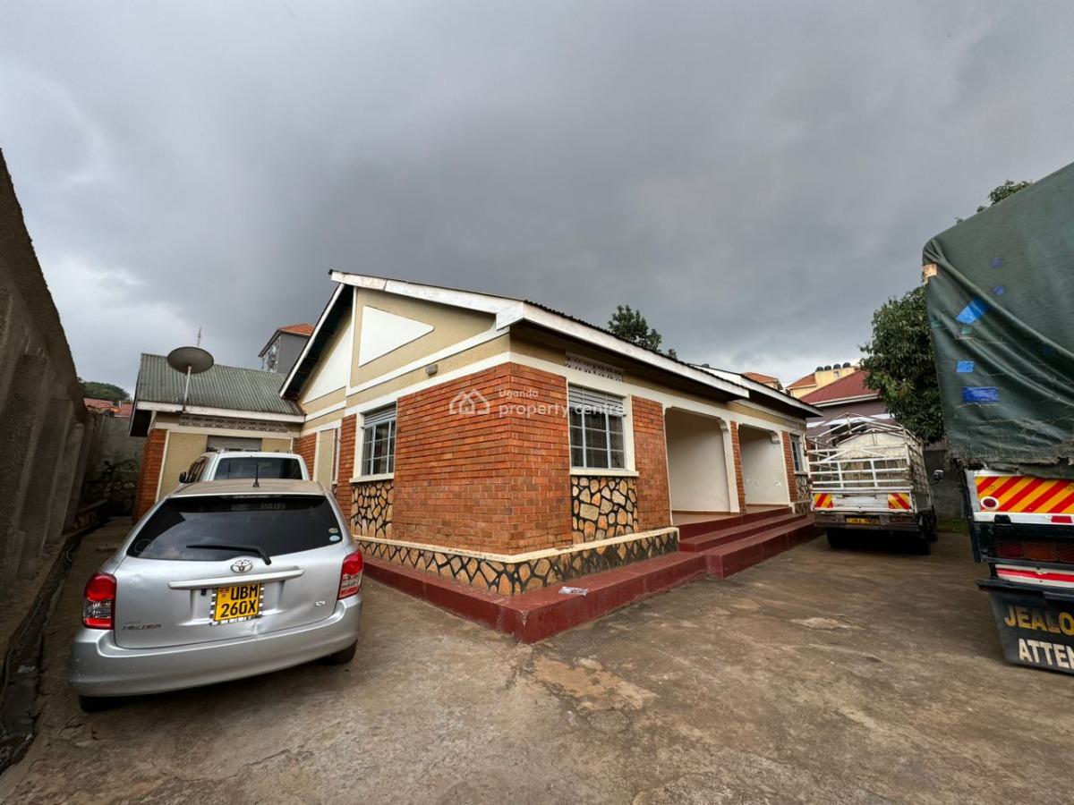 Property with a 4 Bedroom House in Kisaasi, Kisaasi, Kampala, Central Region, Terraced Bungalow for Sale