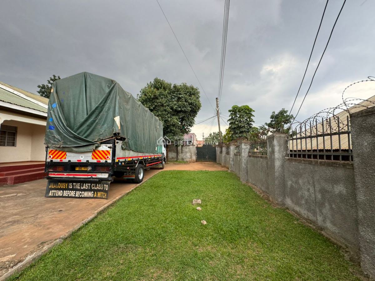 Property with a 4 Bedroom House in Kisaasi, Kisaasi, Kampala, Central Region, Terraced Bungalow for Sale