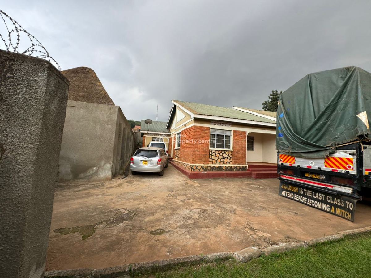 Property with a 4 Bedroom House in Kisaasi, Kisaasi, Kampala, Central Region, Terraced Bungalow for Sale