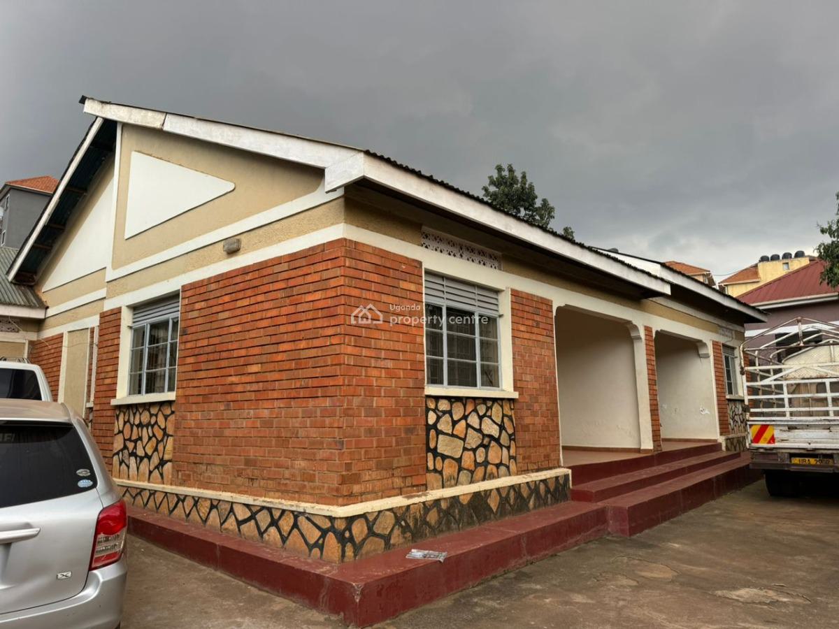 Property with a 4 Bedroom House in Kisaasi, Kisaasi, Kampala, Central Region, Terraced Bungalow for Sale