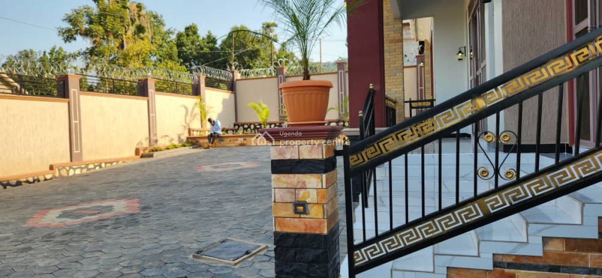 4 Bedroom House in Bwebajja Arkright Estate, Bwebajja Arkright Estate, Wakiso, Central Region, Terraced Bungalow for Sale