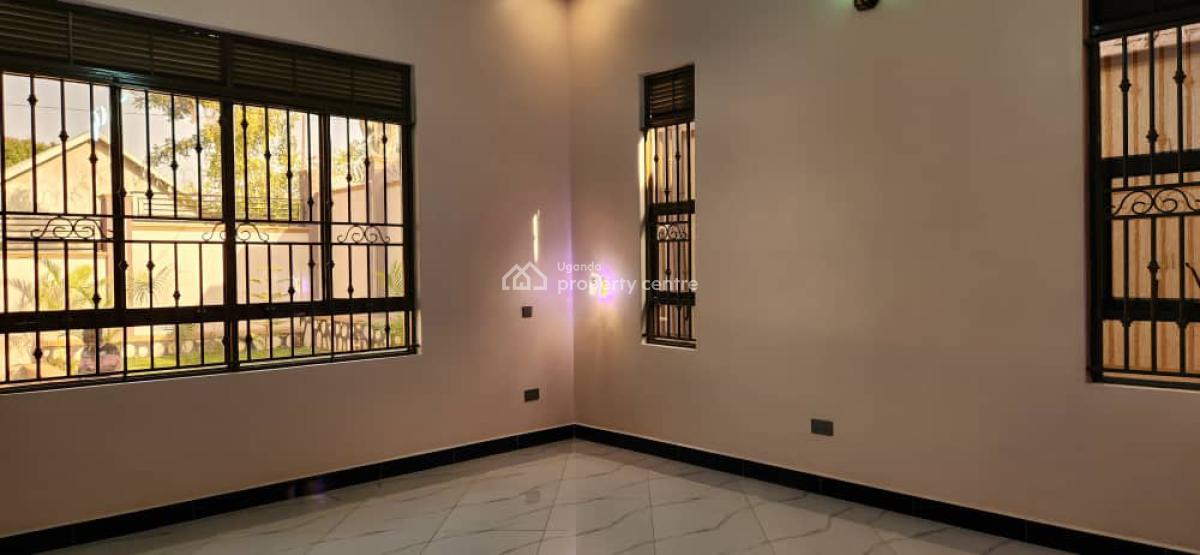 4 Bedroom House in Bwebajja Arkright Estate, Bwebajja Arkright Estate, Wakiso, Central Region, Terraced Bungalow for Sale