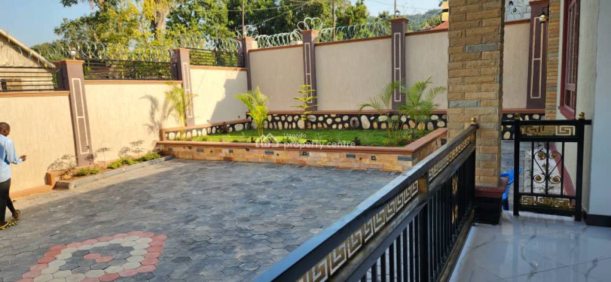 4 Bedroom House in Bwebajja Arkright Estate, Bwebajja Arkright Estate, Wakiso, Central Region, Terraced Bungalow for Sale