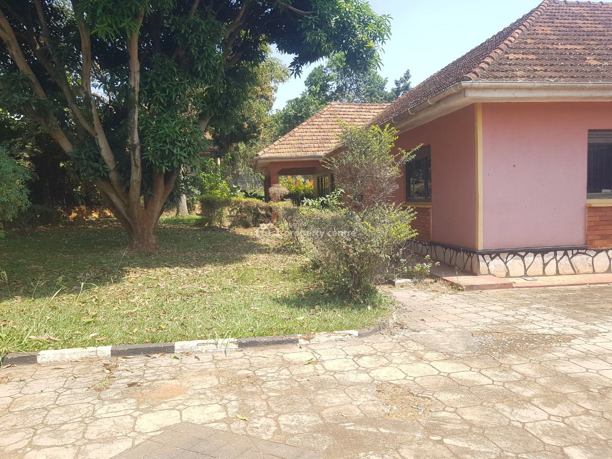 Residential Land with a 4 Bedroom House in Bunga, Bunga, Wakiso, Central Region, Residential Land for Sale