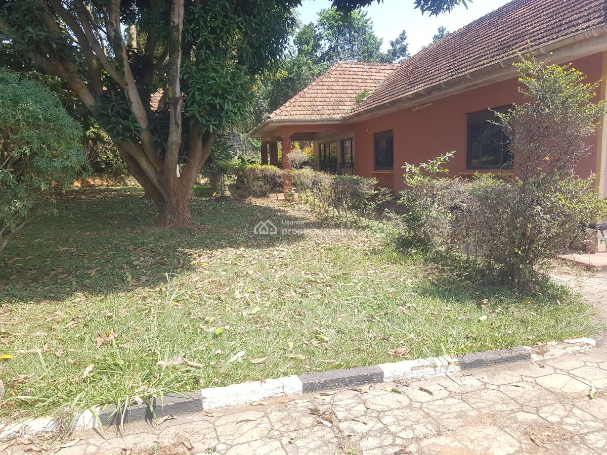 Residential Land with a 4 Bedroom House in Bunga, Bunga, Wakiso, Central Region, Residential Land for Sale