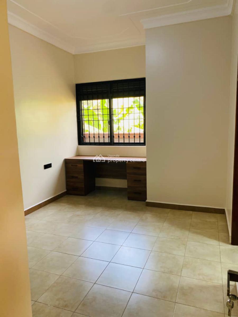 4 Bedroom House in Bwebajja Off Entebbe Road, Bwebajja, Wakiso, Central Region, Terraced Bungalow for Sale
