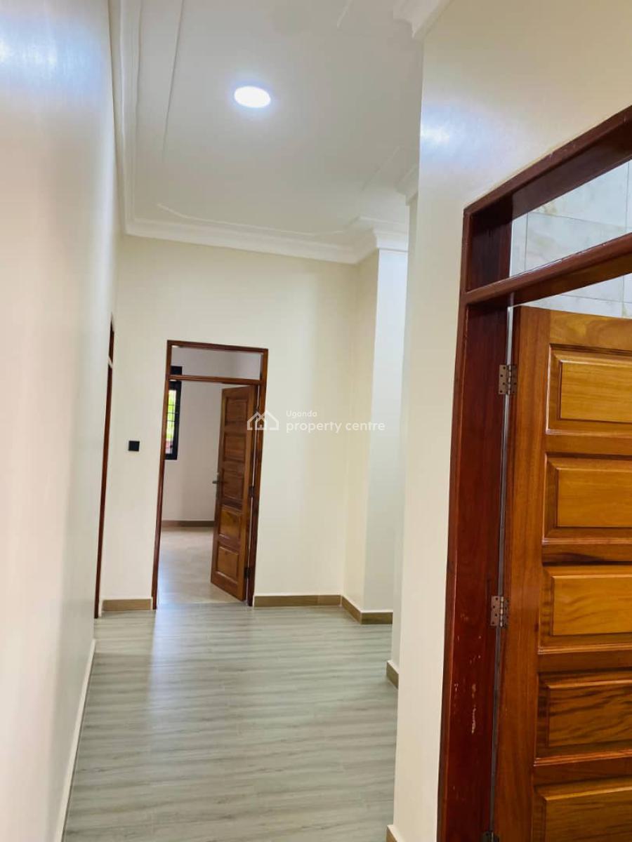 4 Bedroom House in Bwebajja Off Entebbe Road, Bwebajja, Wakiso, Central Region, Terraced Bungalow for Sale