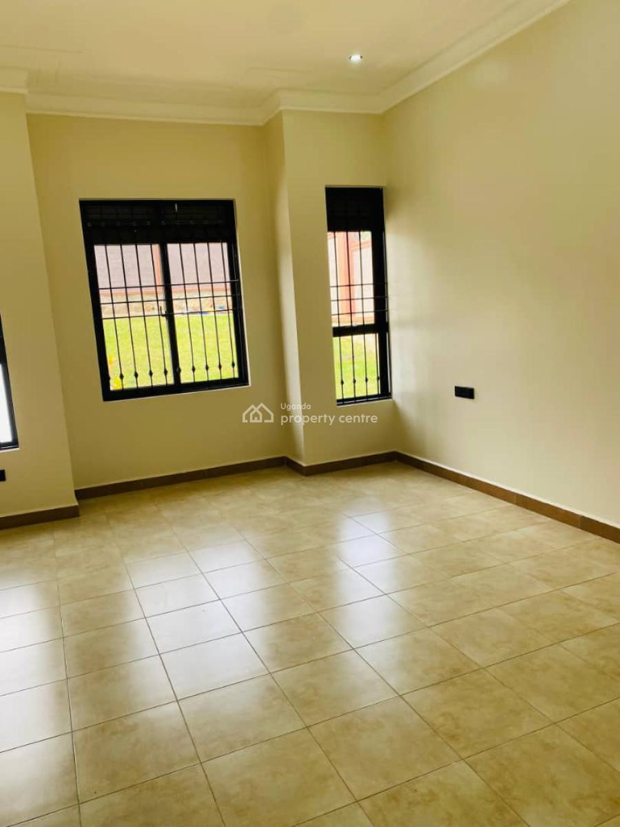 4 Bedroom House in Bwebajja Off Entebbe Road, Bwebajja, Wakiso, Central Region, Terraced Bungalow for Sale