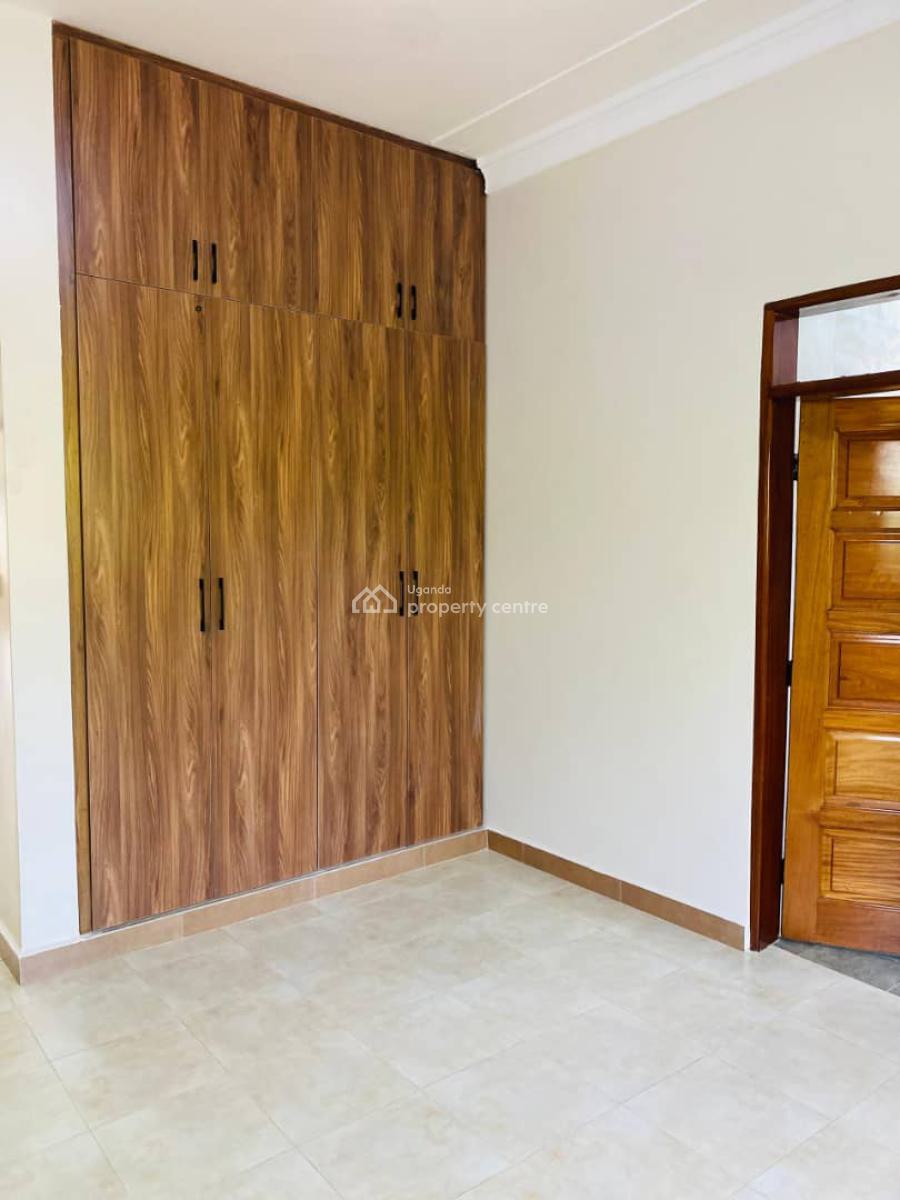 4 Bedroom House in Bwebajja Off Entebbe Road, Bwebajja, Wakiso, Central Region, Terraced Bungalow for Sale