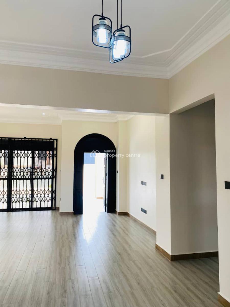 4 Bedroom House in Bwebajja Off Entebbe Road, Bwebajja, Wakiso, Central Region, Terraced Bungalow for Sale