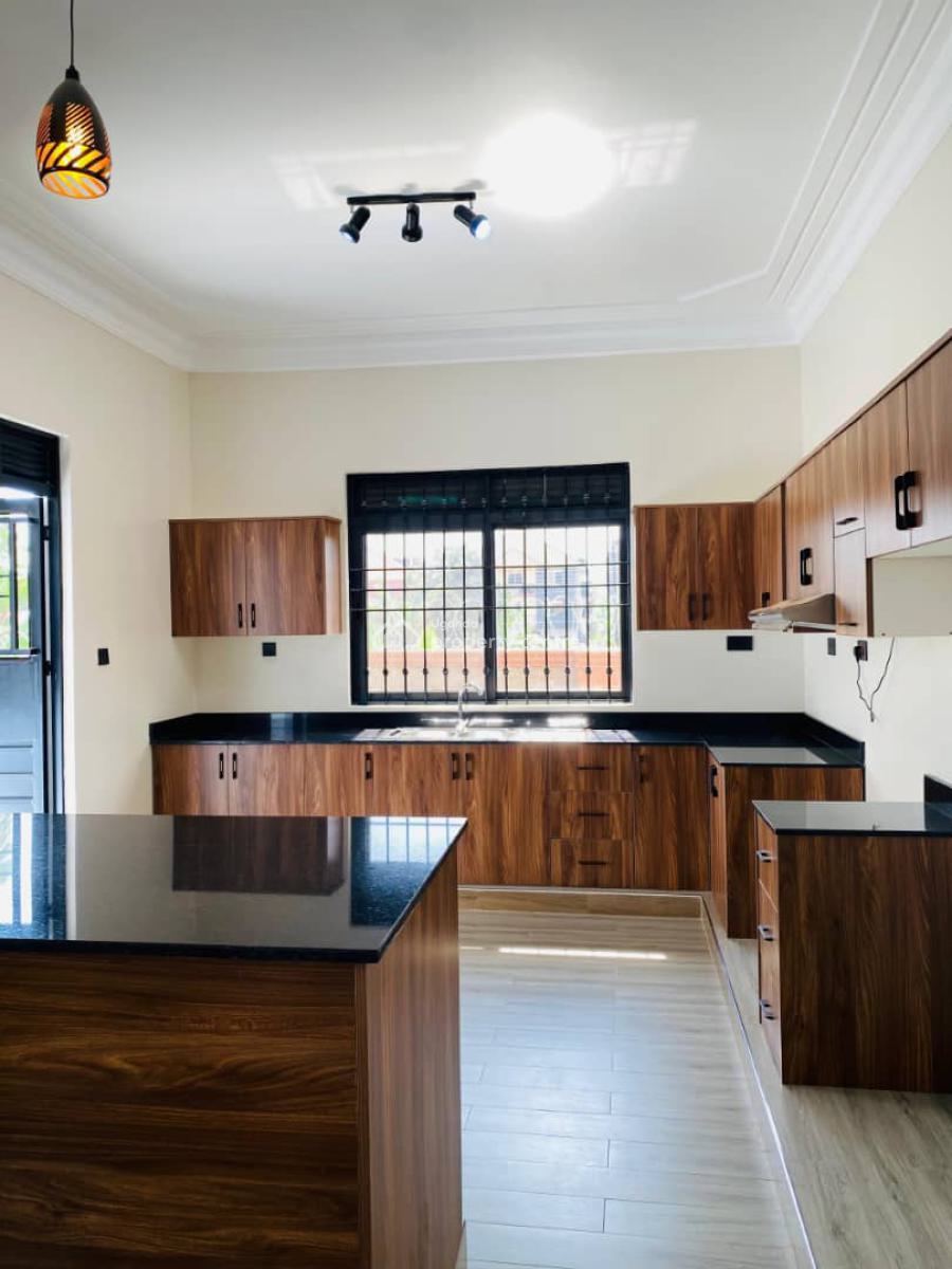 4 Bedroom House in Bwebajja Off Entebbe Road, Bwebajja, Wakiso, Central Region, Terraced Bungalow for Sale
