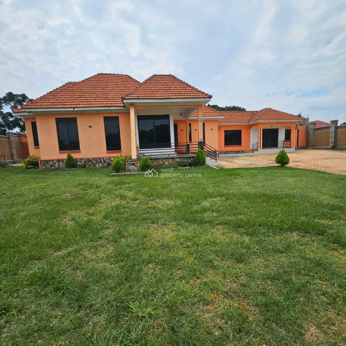 Well-maintained 4 Bedroom House in Nkumba Along Entebbe Road, Nkumba Central, Wakiso, Central Region, Terraced Bungalow for Sale