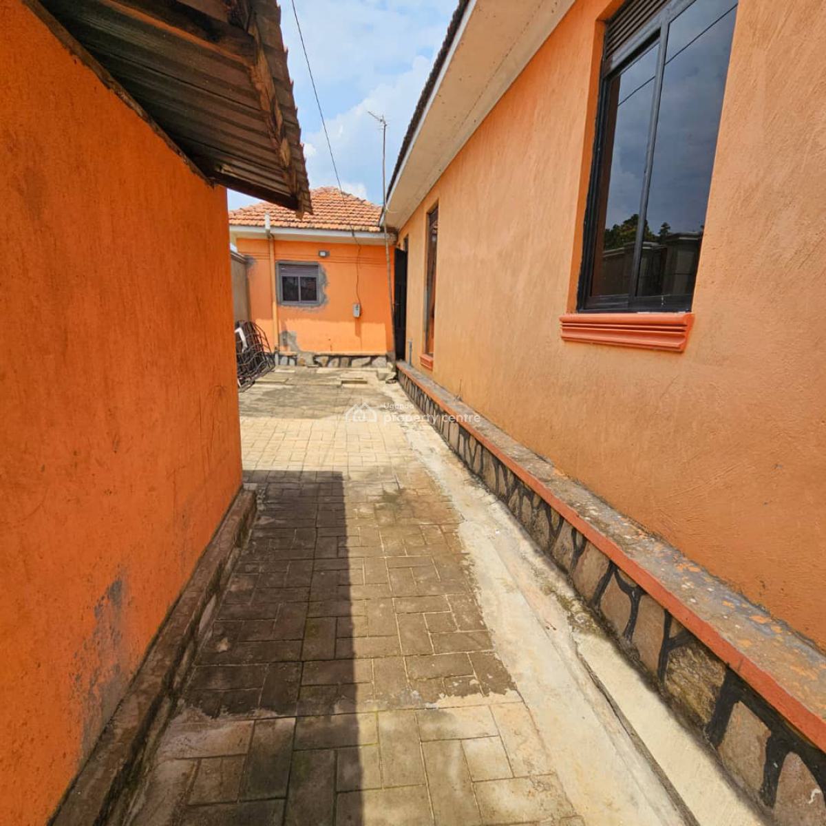 Well-maintained 4 Bedroom House in Nkumba Along Entebbe Road, Nkumba Central, Wakiso, Central Region, Terraced Bungalow for Sale