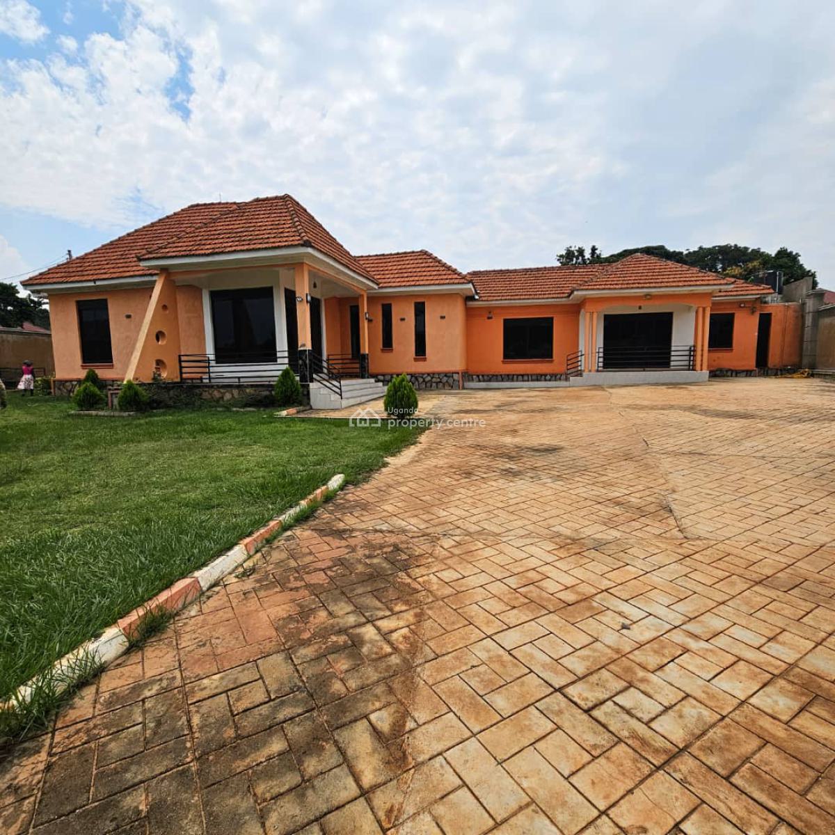 Well-maintained 4 Bedroom House in Nkumba Along Entebbe Road, Nkumba Central, Wakiso, Central Region, Terraced Bungalow for Sale