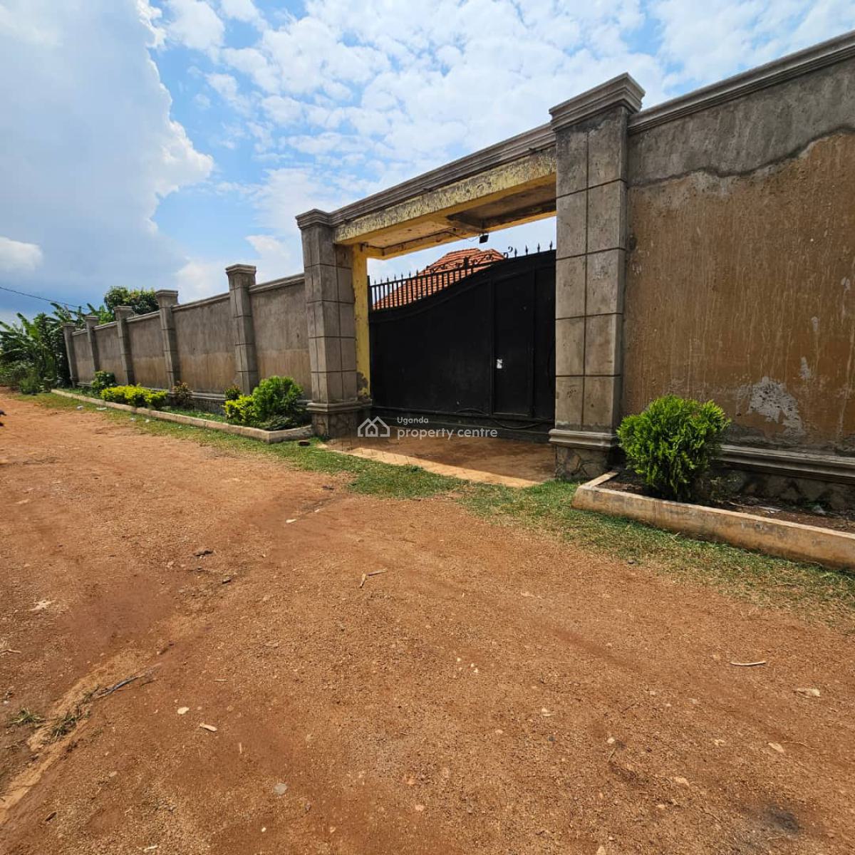 Well-maintained 4 Bedroom House in Nkumba Along Entebbe Road, Nkumba Central, Wakiso, Central Region, Terraced Bungalow for Sale