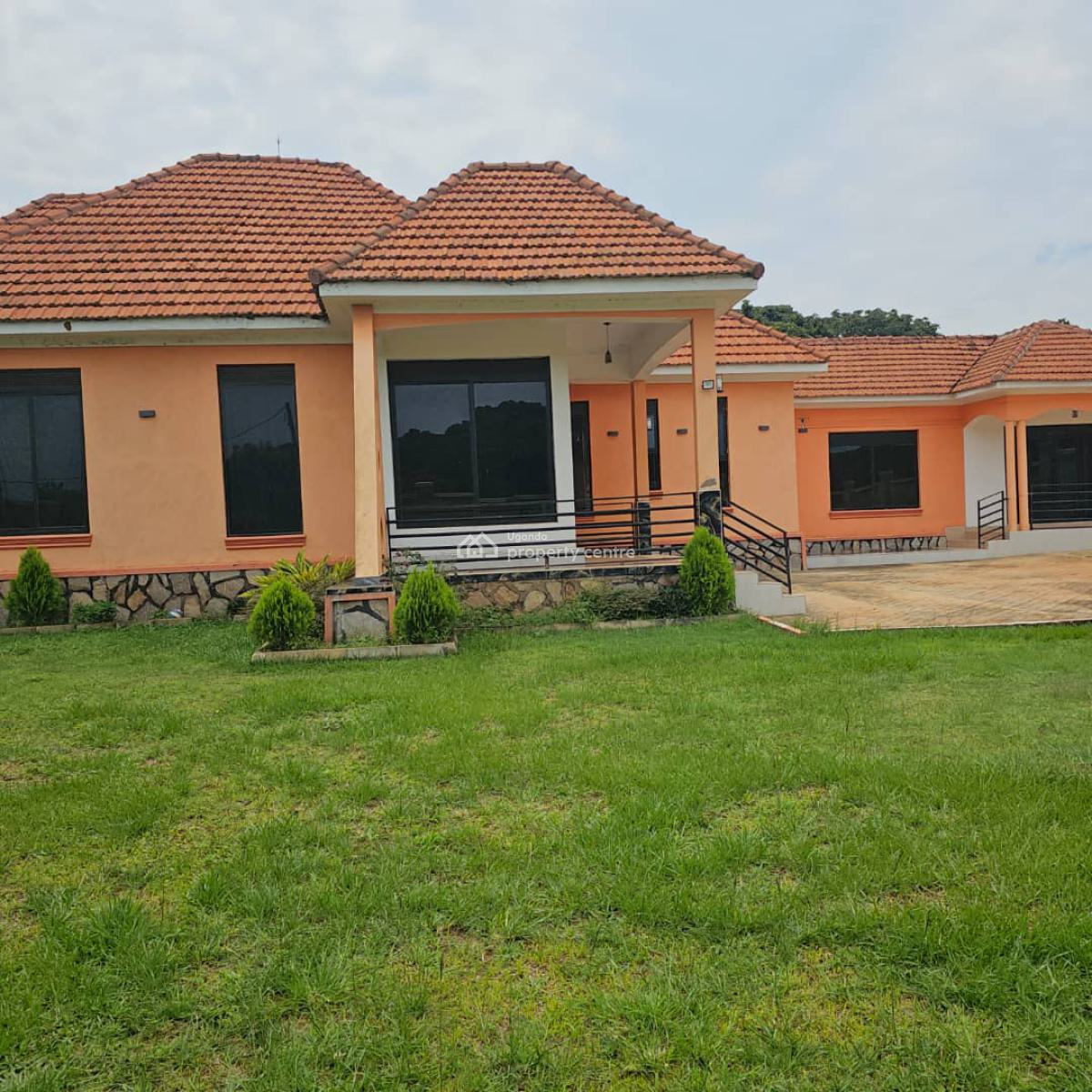 Well-maintained 4 Bedroom House in Nkumba Along Entebbe Road, Nkumba Central, Wakiso, Central Region, Terraced Bungalow for Sale