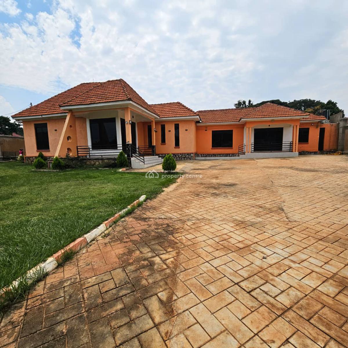 Well-maintained 4 Bedroom House in Nkumba Along Entebbe Road, Nkumba Central, Wakiso, Central Region, Terraced Bungalow for Sale