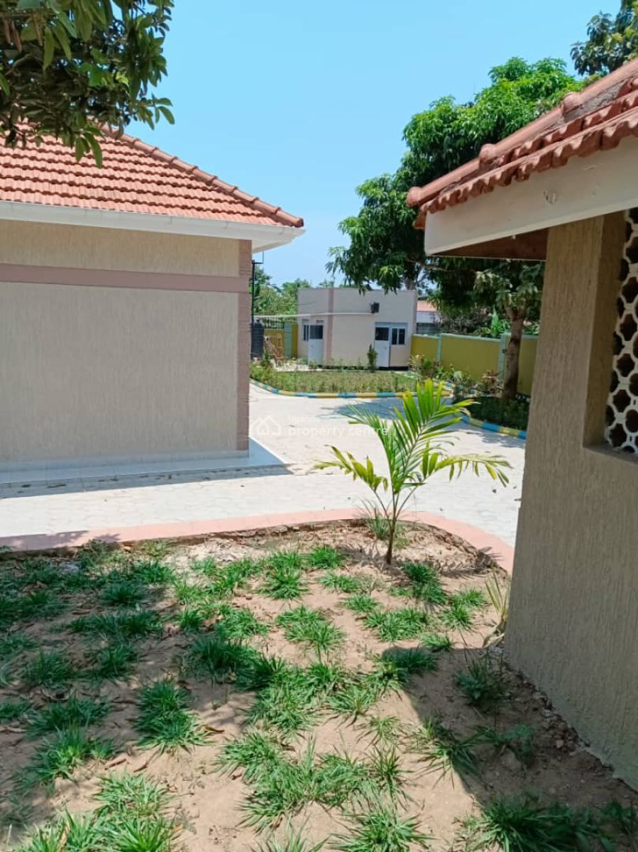 Beautiful New 5 Bedroom House in Kigo, Mutungo Kigo, Kampala, Central Region, Terraced Bungalow for Sale
