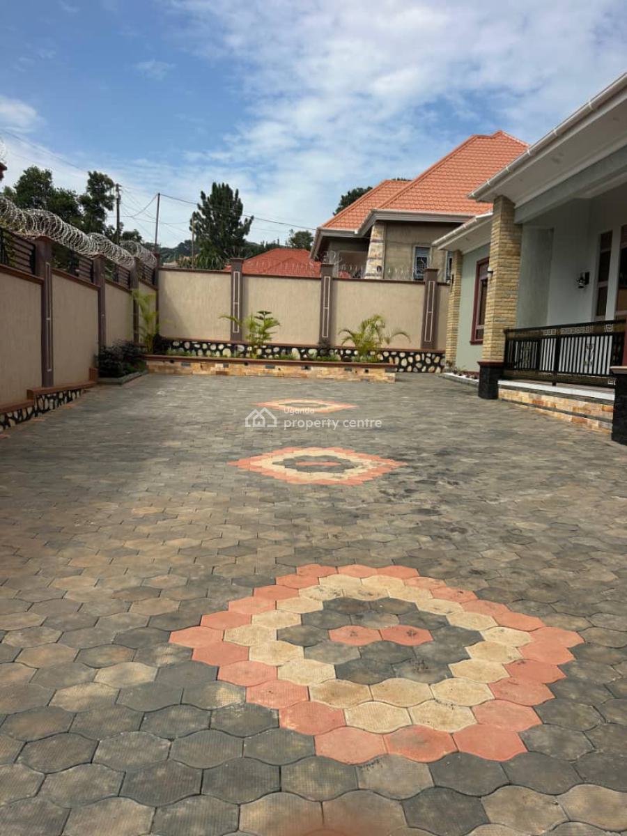 Beautiful 4 Bedroom House in Bwebajja Entebbe Road, Bwebajja, Arkright Estate,  Entebbe Road, Wakiso, Central Region, Terraced Bungalow for Sale