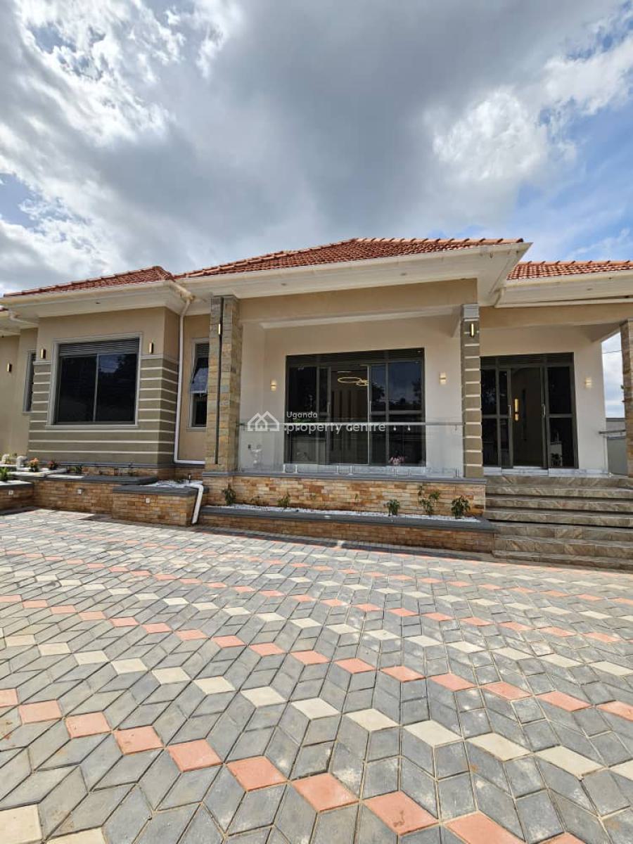 Stunning 4 Bedroom House in Bwebajja Off Entebbe Road, Bwebajja, Wakiso, Central Region, Terraced Bungalow for Sale