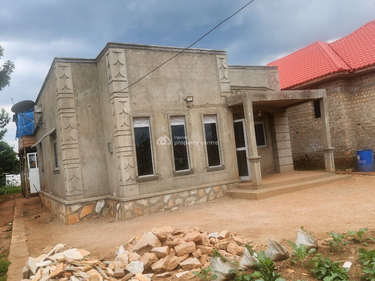 Luxury 3bedroom House , Large Living Room ,dining Library, Kitchen Toi, Gombe, Wakiso, Central Region, House for Sale