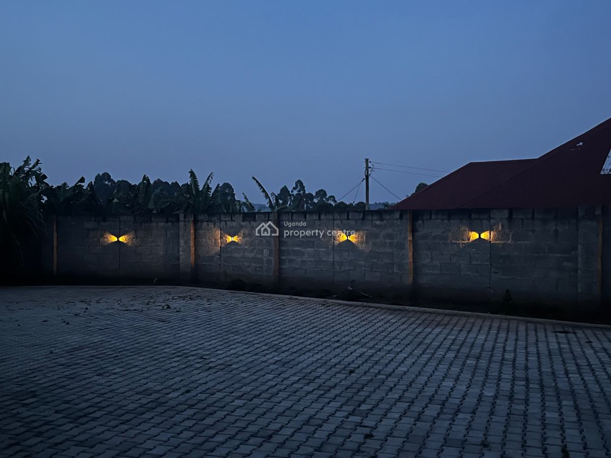 Luxury 2 Bedroom Apartment with Two Bathrooms, Kampala Road, Njara, Kabarole, Western Region, Apartment for Rent