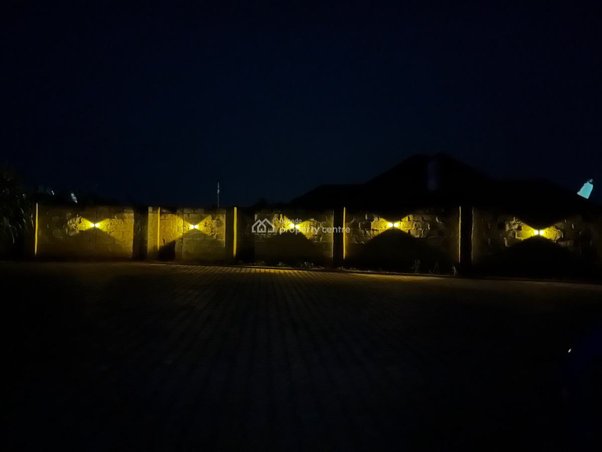 Luxury 2 Bedroom Apartment with Two Bathrooms, Kampala Road, Njara, Kabarole, Western Region, Apartment for Rent