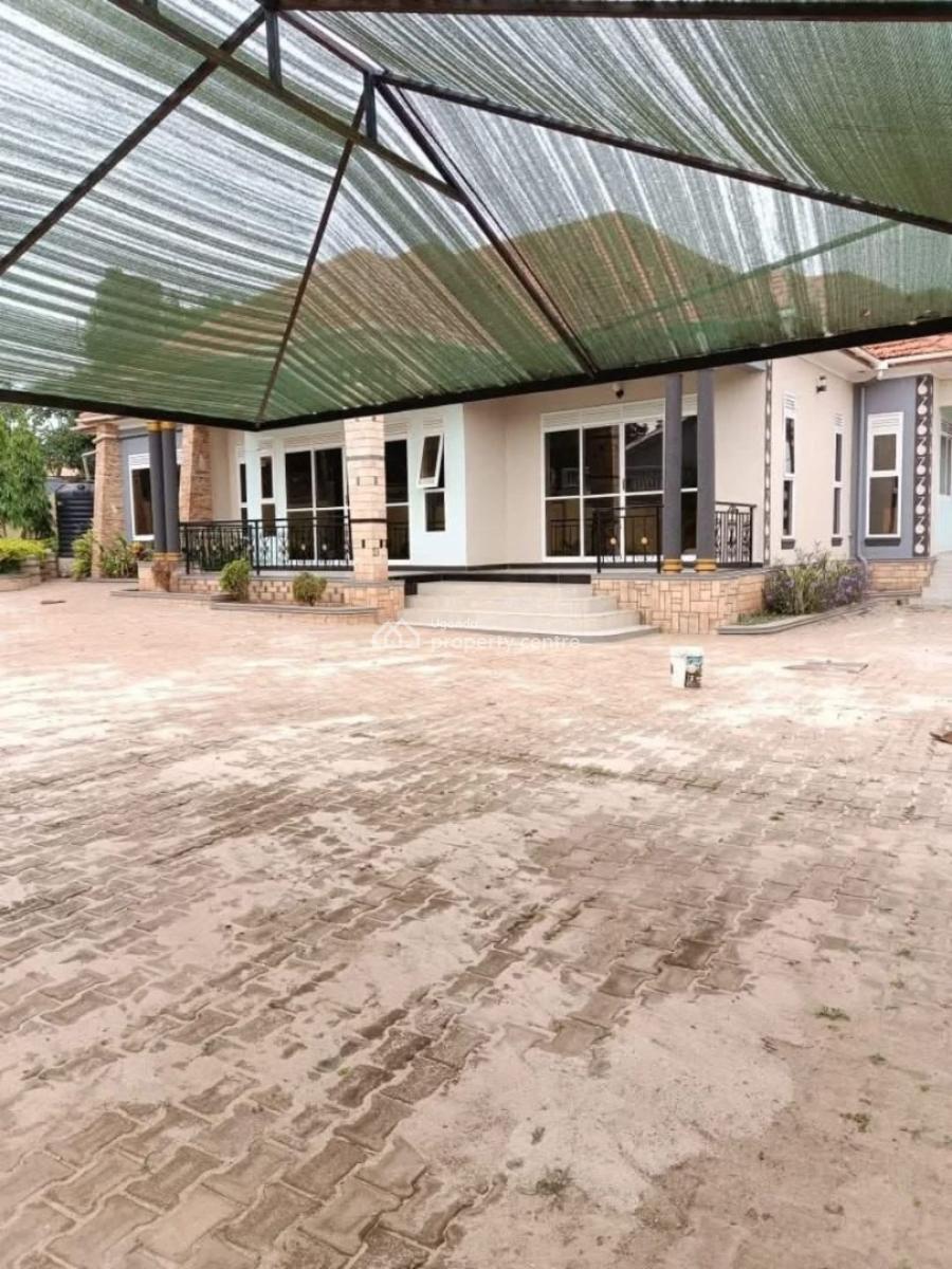4 Bedroom House in Kitende Along Entebbe Road, Kitende, Entebbe Road, Wakiso, Central Region, Terraced Bungalow for Sale