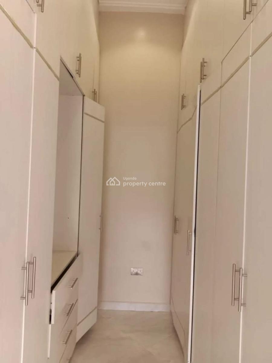 4 Bedroom House in Kitende Along Entebbe Road, Kitende, Entebbe Road, Wakiso, Central Region, Terraced Bungalow for Sale