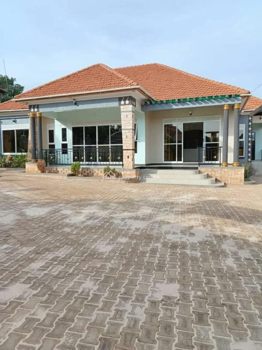 4 Bedroom House in Kitende Along Entebbe Road, Kitende, Entebbe Road, Wakiso, Central Region, Terraced Bungalow for Sale