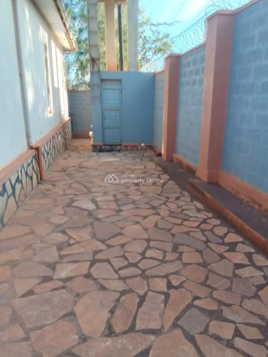 3 Bedrooms Stand Alone, Kyanja Ring Road, Kampala, Central Region, Townhouse for Rent