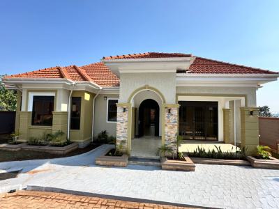 4 Bedroom House in Bwebajja Off Entebbe Road, Bwebajja, Wakiso, Central Region, Terraced Bungalow for Sale