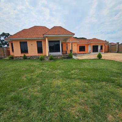 Well-maintained 4 Bedroom House in Nkumba Along Entebbe Road, Nkumba Central, Wakiso, Central Region, Terraced Bungalow for Sale