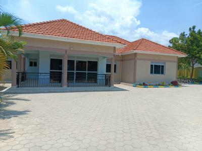 Beautiful New 5 Bedroom House in Kigo, Mutungo Kigo, Kampala, Central Region, Terraced Bungalow for Sale