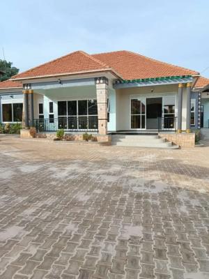 4 Bedroom House in Kitende Along Entebbe Road, Kitende, Entebbe Road, Wakiso, Central Region, Terraced Bungalow for Sale